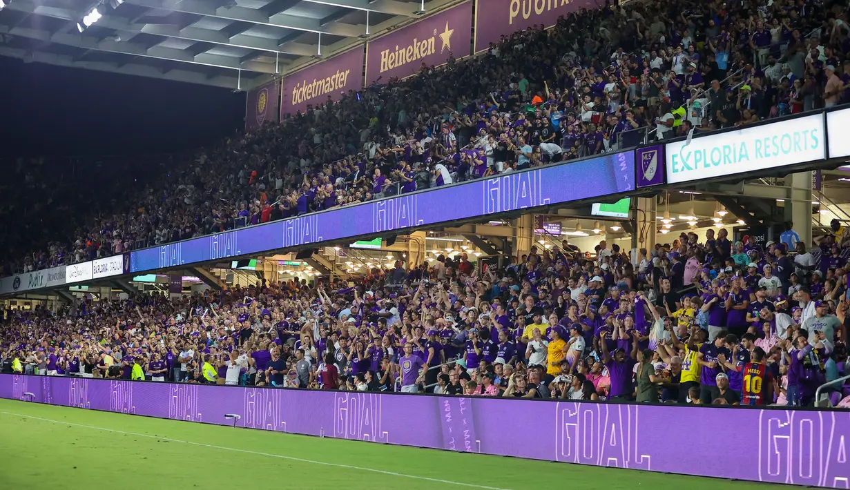 Pendukung Orlando City melakukan selebrasi saat Duncan McGuire mencetak gol ke gawang Inter Miami yang membuat skor menjadi 1-1 pada laga lanjutan Liga Amerika Serikat (MLS) di Exploria Stadium, Orlando, Amerika Serikat, Senin (26/09/2023). (AFP/Getty Images/Alex Menendez)