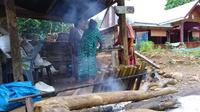 Lemang bambu, kuliner khas Sulsel yang wajib ada dalam perayaan Idul Fitri (Liputan6.com/ Eka Hakim)