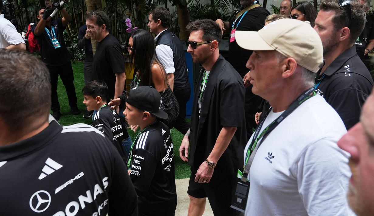 Messi juga terlihat sempat mencoba duduk di kokpit mobil dari Kimi Antonelli pemenang dari Formula 1 GP Miami 2026. (AP Photo/Rebecca Blackwell)
