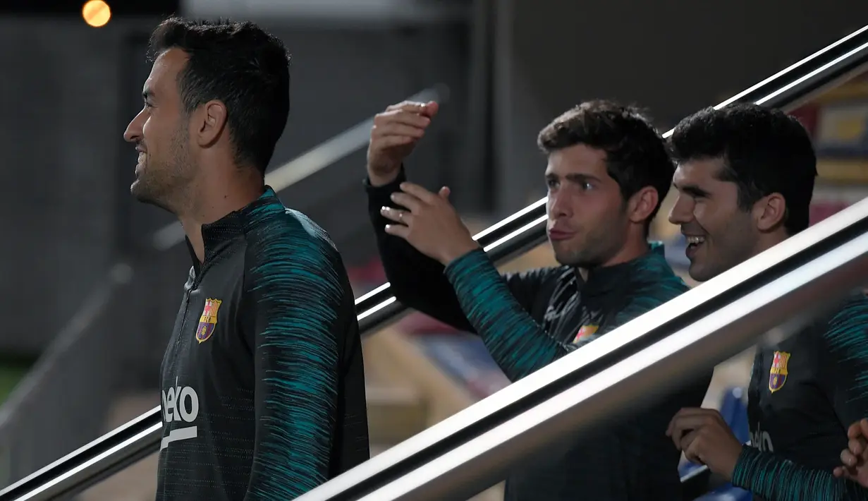 Gelandang Barcelona, Sergio Busquets (kiri) bersama Sergi Roberto dan Carles Alena tiba mengikuti sesi latihan tim di Joan Gamper Sports City di Sant Joan Despi (4/11/2019). Barcelona akan bertanding melawan wakil Rusia, SK Slavia Praha pada Grup F Liga Champions di Camp Nou. (AFP Photo/Lluis Gene)