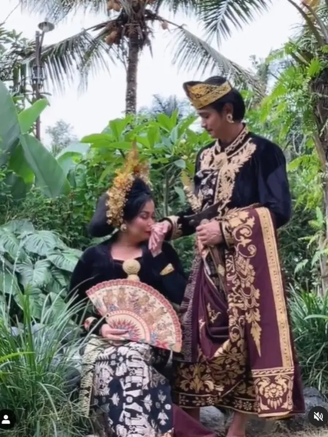 6 Gaya Pasangan Artis Jennifer Ipel dan Ajun Perwira Pakai Baju Adat Bali, Romantis
