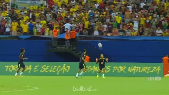 Berikut aksi menawan Neymar dan Gabriel Jesus jugling bola keliling lapangan pada sesi latihan Brasil. This video presented by Ballball.