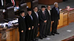 Ketua DPR Ade Komarudin dan ketiga Wakil DPR berfoto bersama calon Komisioner KY yaitu Aidul Fitriciada Azhari dan Jaja Ahmad Jayus saat Sidang Paripurna ke-17 Masa Persidangan III tahun 2014-2019, Jakarrta, Selasa (26/1/2016). (Liputan6.com/Johan Tallo)