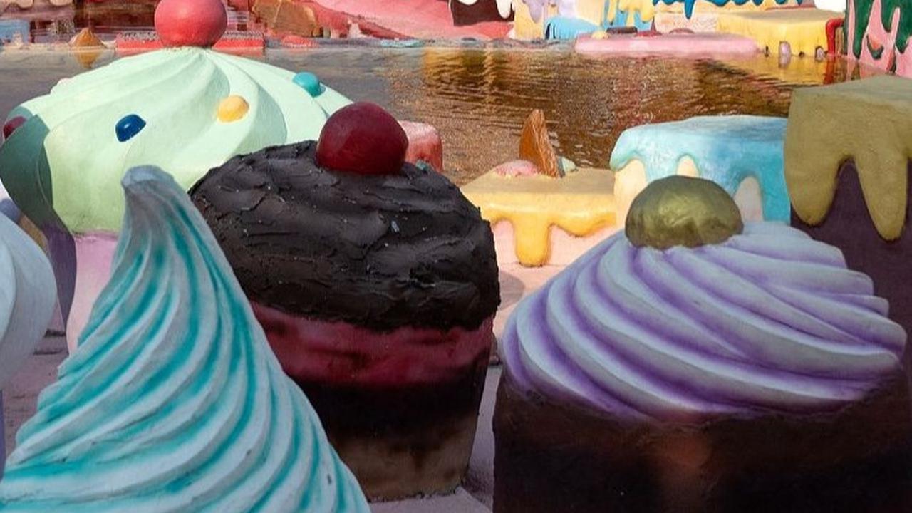 Makanan manis yang ditampilkan di Great & Grand Sweet Destination ini hanyalah sebuah patung.<br>(Foto MANAN VATSYAYANA / AFP)<br>
