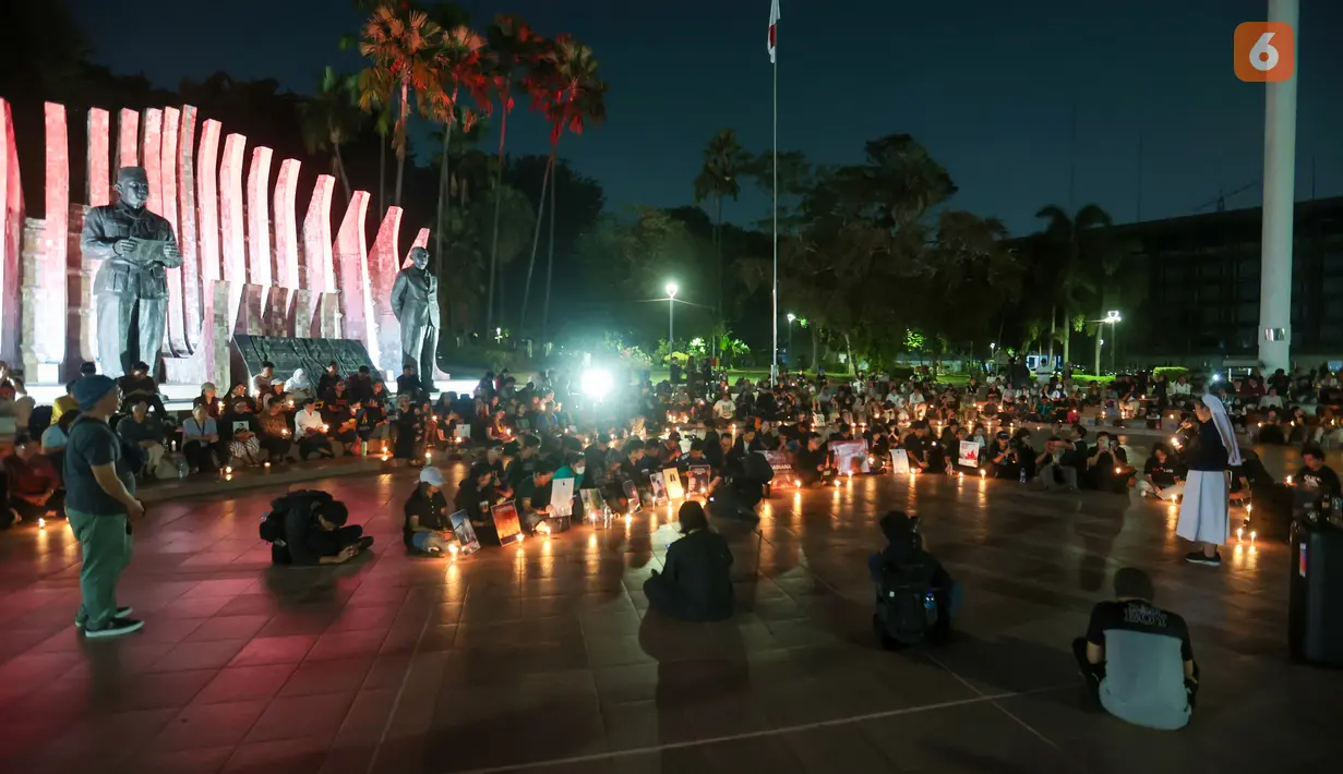 Massa dari berbagai elemen masyarakat menggelar aksi solidaritas dan doa bersama untuk korban kebakaran hutan dan lahan (karhutla) di Tugu Proklamasi, Jakarta, Senin malam (19/10/2026). Aksi ini menjadi bentuk kepedulian terhadap dampak karhutla sekaligus ajakan untuk meningkatkan kesadaran masyarakat dalam menjaga kelestarian alam dan lingkungan. Doa bersama tersebut juga menjadi momentum untuk saling menguatkan serta berharap pemulihan bagi wilayah dan masyarakat terdampak. (KLY/Budy Santoso)