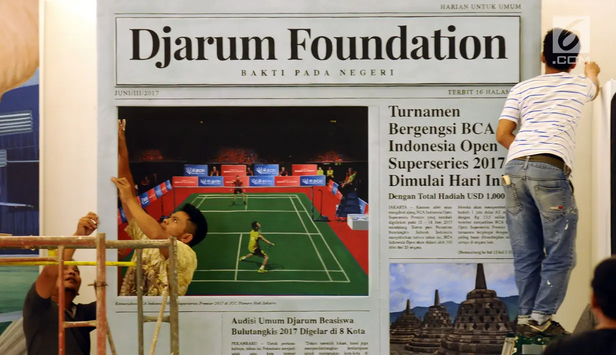 Pekerja menyelesaikan pembuatan salah satu stand yang ada di area Indonesia Open 2017 di Jakarta Convention Centre, Senin (12/6). Indonesia Open 2017 berlangsung mulai hari ini (12/6) hingga Minggu (18/2). (Liputan6.com/Helmi Fithriansyah)
