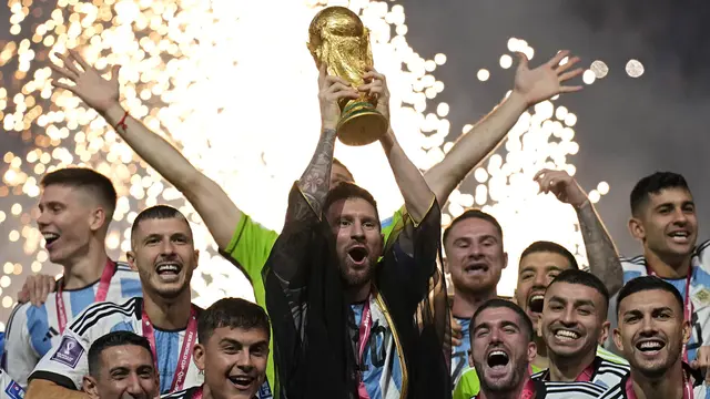 Foto: Syukron Qatar, Messi Sah Angkat Trofi Piala Dunia