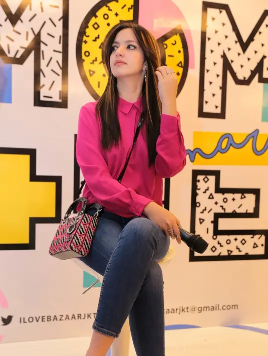 "Ya pasti kayaknya bawa suster, jadinya delapan  Karena ada orangtuanya Ardi juga ikut," sambung Nia Ramadhani. (Adrian Putra/Bintang.com)