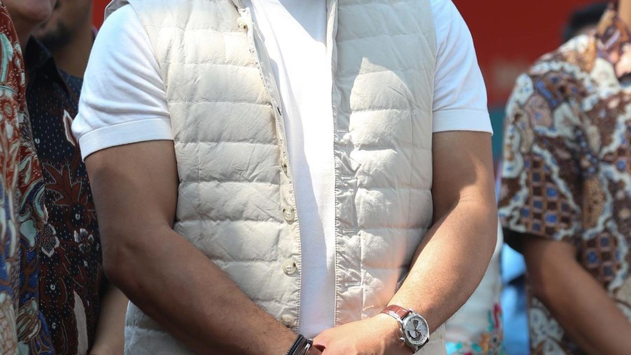 Pakai Vest Parasut dan Celana Jeans Putih