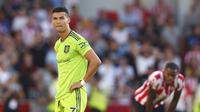 Cristiano Ronaldo terlihat lesu saat Manchester United dibantai Brentford 0-4 di Gtech Community Stadium dalam lanjutan Liga Inggris 2022/2023, Sabtu (13/8/2022). (AP Photo/Ian Walton)