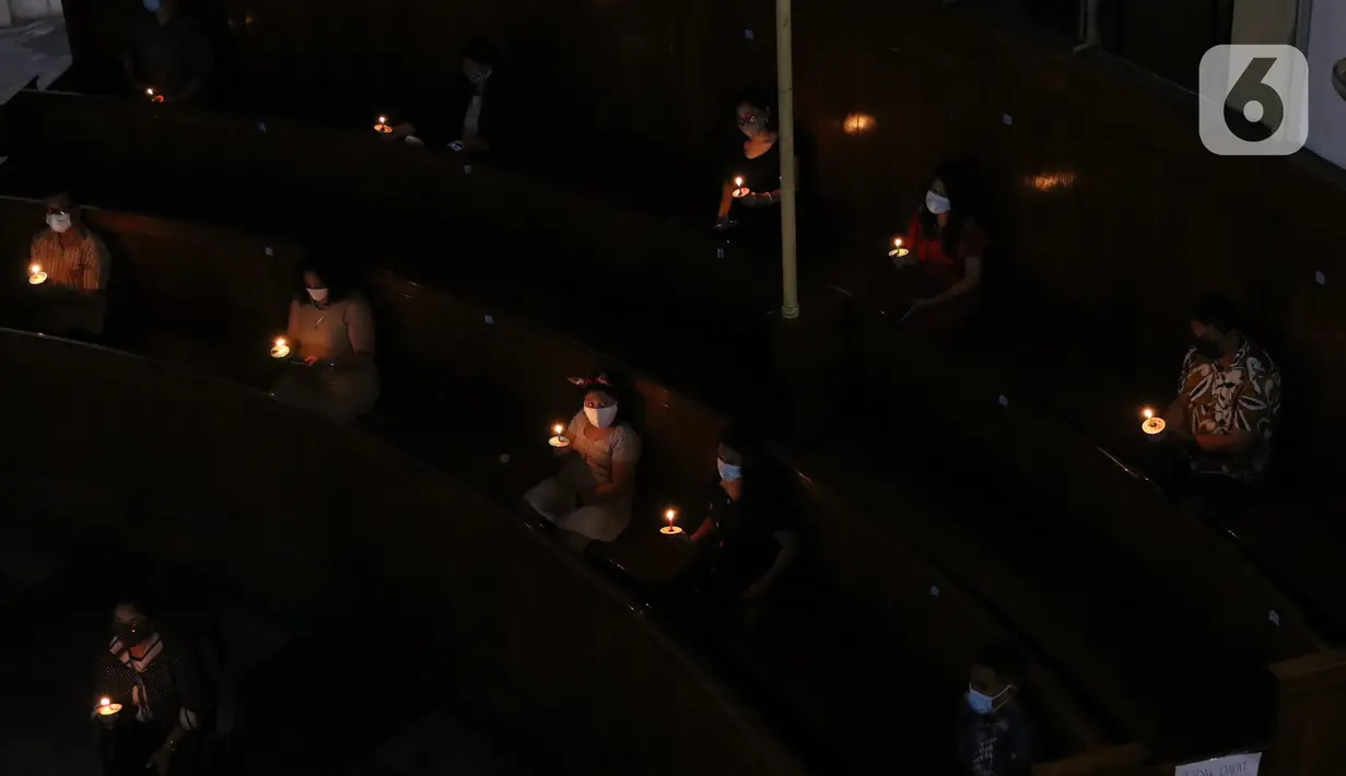 Umat Kristiani mengikuti misa Natal di Gereja Immanuel, Jakarta, Kamis (24/12/2020). Misa Natal di Gereja Immanuel menerapkan protokol kesehatan ketat untuk pencegahan penyebaran COVID-19. (Liputan6.com/Angga Yuniar)