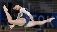 Pesenam putri Amerika Serikat (AS), Sunisa Lee, sukses keluar sebagai yang terbaik di nomor semua alat atau all-around Olimpiade Tokyo 2020. Atlet termuda di tim senam AS itu tampil nyaris tanpa cela dan berhasil merengkuh keping emas di ajang tersebut. (Foto: AP/Gregory Bull)
