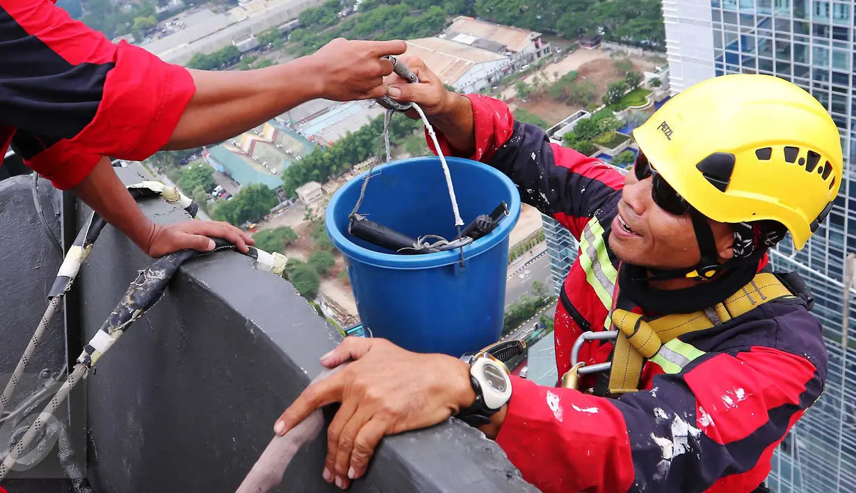 Sabar Gorky, seorang tunadaksa yang memiliki keinginan untuk menginspirasi anak muda agar membenci kebodohan dan kemalasan. Berbekal satu kaki, empat puncak gunung tertinggi di dunia sudah ia taklukan. (Liputan6.com/Angga Yuniar)