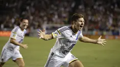 Pemain Los Angeles Galaxy, Steven Gerrard, merayakan gol pertamanya untuk LA Galaxy di kompetisi MLS saat melawan San Jose Earthquakes, (17/7/2015) di Carson, California. AS. (AP Photo/Jae C. Hong)