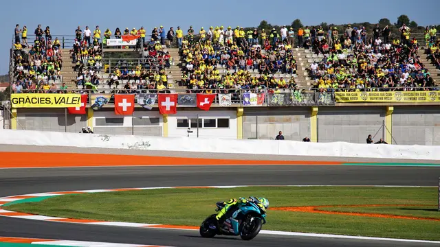 Foto: Ucapan Terima Kasih Penggemar Valentino Rossi Jelang Pensiun MotoGP Valencia