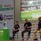 Legenda Liverpool Robbie Fowler (tengah) saat memeriahkan acara tur trofi Liga Inggris di Jakarta dengan didampingi&nbsp;Direktur Marketing bp-AKR Vanda Laura (kiri) dan Direktur Marketing Castrol Indonesia&nbsp;Augustnine Adrianto (kanan) di Gandaria City, Jakarta Selatan, Sabtu (11/2/2023). (Istimewa)