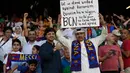 Fans Barcelona mengangkat baner dengan tulisan melawan teror saat laga melawan Real Betis di Camp Nou stadium,  (20/8/2017). Barcelona menang 2-0. (AFP/Lluis Gene)