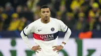 Ekspresi pemain PSG, Kylian Mbappe setelah gagal mencetak gol pada laga lanjutan Grup F Liga Champions 2023/2024 di Signal Iduna Park, Dortmund, Jerman, Kamis (14/12/2023) dini hari WIB. (AP Photo/Martin Meissner)