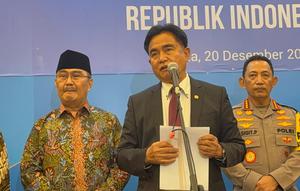 Menteri Koordinator Bidang Hukum, HAM, Imigrasi, dan Pemasyarakatan (Menko Kumham Imipas) Yusril Ihza Mahendra usai rapat koordinasi tingkat menteri dan kepala lembaga di Balai Kartini, Jakarta, Sabtu (20/12/2025). (Foto: Merdeka.com/Nur Habibie).