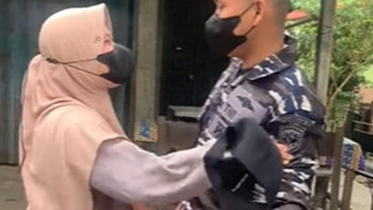 Beredar video pertemuan seorang perempuan dan sang adik yang menjadi prajurit TNI AL.