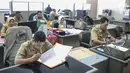 <p>Sejumlah Pegawai Negeri Sipil (PNS) Pemprov DKI Jakarta berakitivitas di Balaikota, Jakarta, Senin (10/6/2019). PNS kembali berdinas di masing-masing instansinya pada hari pertama kerja usai libur nasional dan cuti bersama Hari Raya Idul Fitri 1440 H. (Liputan6.com/Faizal Fanani)</p>