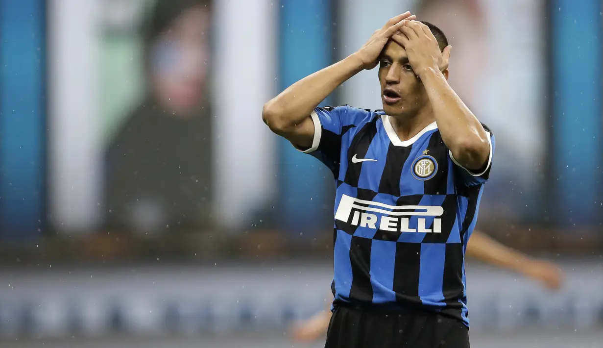 Striker Inter Milan, Alexis Sanchez, tampak kecewa usai gagal mengalahkan Fiorentina pada laga Serie A di Stadion di Giuseppe Meazza, Rabu (22/7/2020). Kedua tim bermain imbang 0-0. (AP Photo/Luca Bruno)