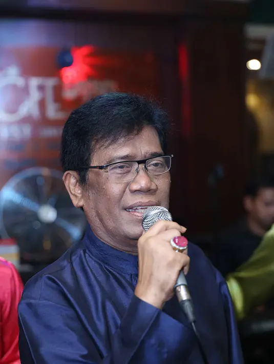 "Sore kemarin kita pikir bapak kena stroke ringan, soalnya lidah bapak kaku dan bicaranya tidak jelas. Kita bawa ke Rumah Sakit, dokter bilang tidak ada gejala stroke, ini karena gula darahnya menurun drastis," terang Mario. (Nurwahyunan/Bintang.com)