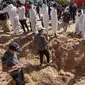 Petugas kesehatan Palestina menggali jenazah yang dikuburkan oleh pasukan Israel di kompleks Rumah Sakit Nasser di Khan Younis, Jalur Gaza Selatan, pada Minggu (21/4/2024). (Dok. AFP)