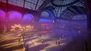 Orang-orang berseluncur di arena ice skating di bawah kubah kaca mewah legendaris, Grand Palais, Paris, Selasa (17/12/2019). Aren seluncur es musiman ini terbuka untuk umum selama liburan Natal. (Photo by Thomas SAMSON / AFP)