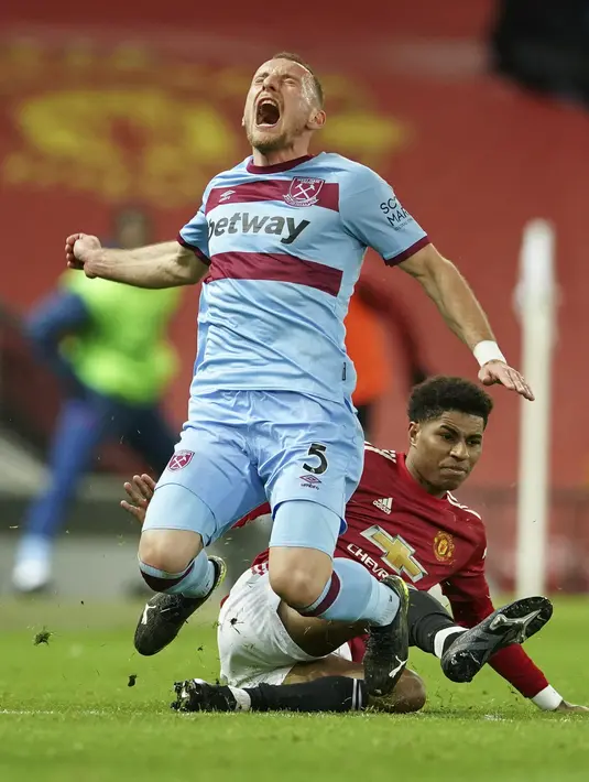 Bek West Ham, Vladimir Coufal bereaksi usai penyerang Marcus Rashford melakukan pelanggaran keras pada pekan 29 Liga Inggris 2020-2021 di Old Trafford, Senin dinihari WIB (15/3/2021). Manchester United atau MU berhasil mencuri poin penuh usai kalahkan West Ham 1-0. (AP Photo/Dave Thompson,Pool)