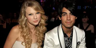 Nggak lama setelah Taylor Swift dan Joe Jonas putus, TayTay pun menyindir mantannya di Ellen DeGeneres. Taylor menyindir Joe yang minta putus lewat telpon berdurasi 25 detik saat ia berusia 18 tahun. (GettyImages/Cosmopolitan)