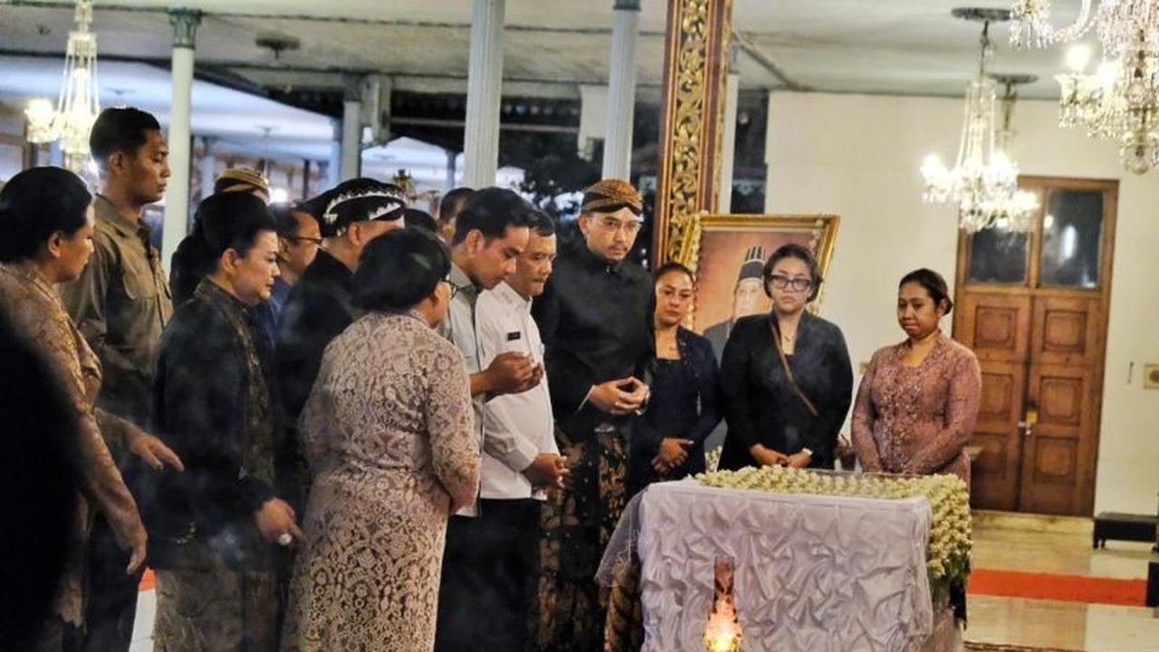 Momen Haru: Gibran Melayat Raja PB XIII di Keraton Solo, Siapa Sosok Pemimpin Tangguh Ini?