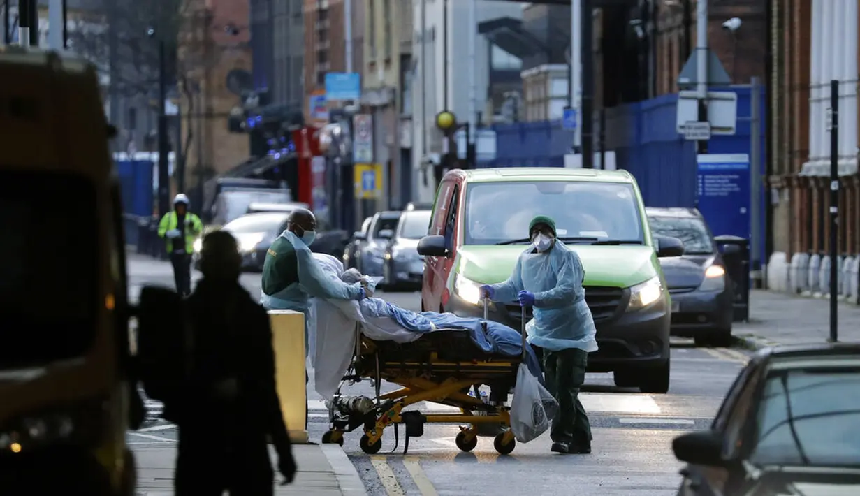 Seorang pasien didorong di atas troli di luar Rumah Sakit Royal London saat lockdown nasional ketiga, London, Inggris, 12 Januari 2021. Lebih dari 81.000 orang di Inggris tewas akibat COVID-19. (AP Photo/Matt Dunham)