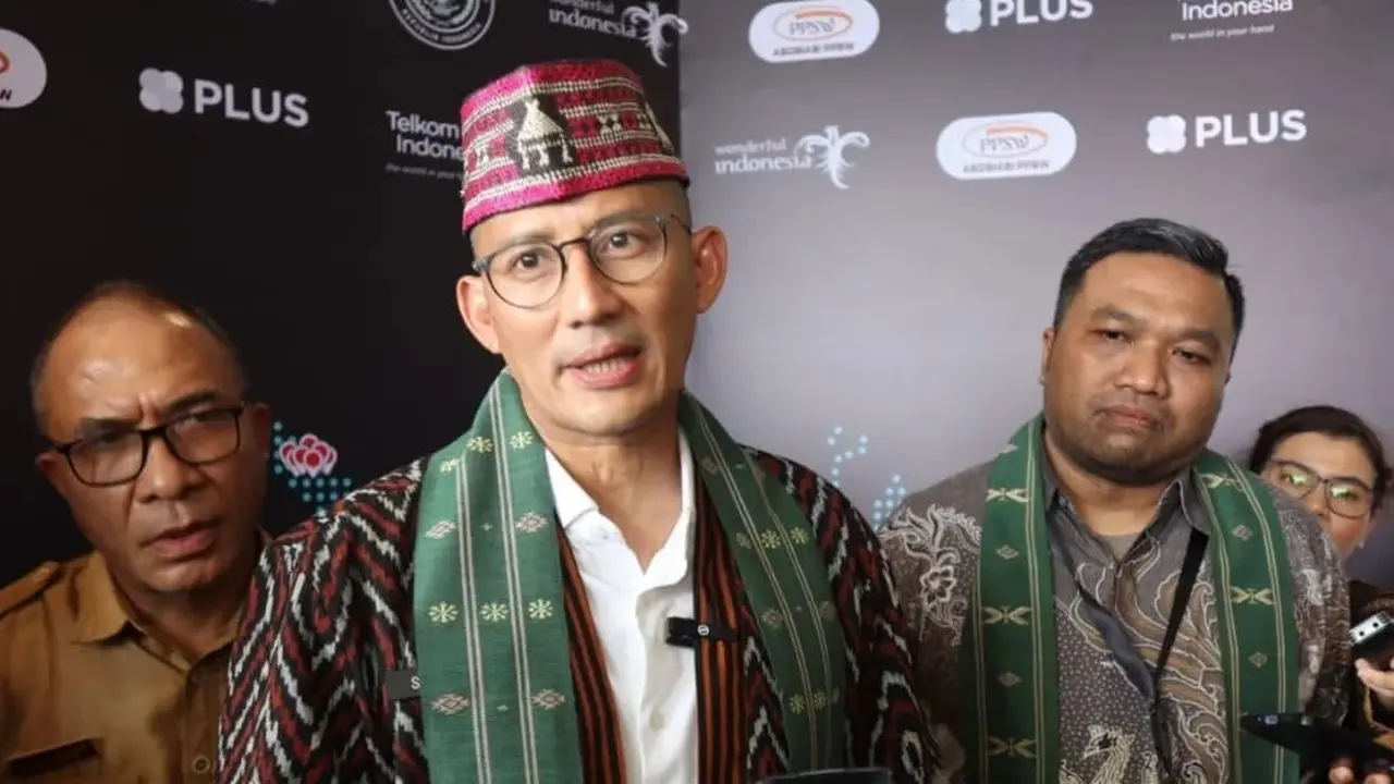 Menteri Pariwisata dan Ekonomi Kreatif (Menparekraf) Sandiaga Salahuddin Uno saat berkunjung ke Labuan Bajo (Liputan6.com/Ola Keda)