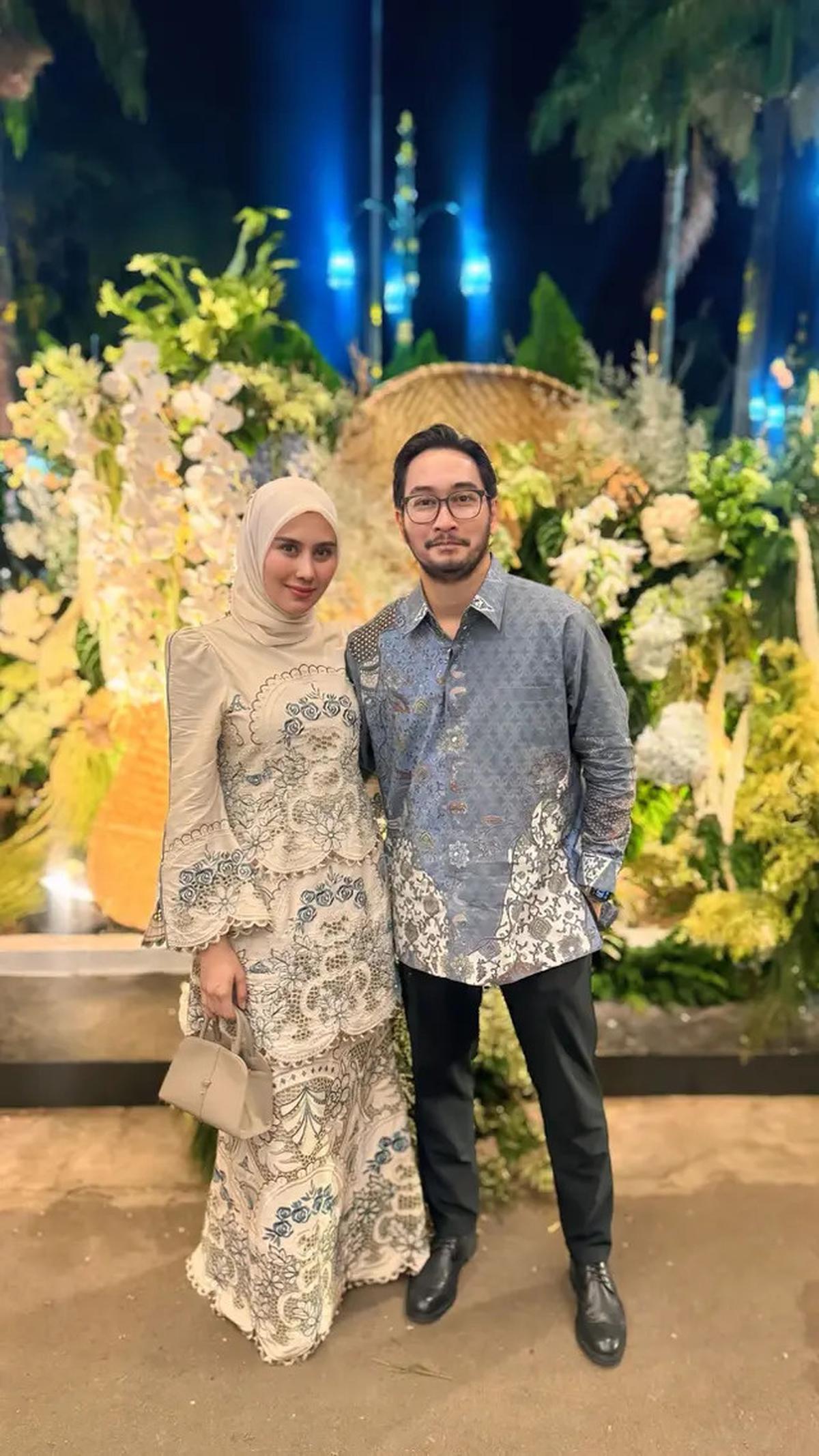 Model Gamis Bordir Syahnaz Sadiqah Saat Hadir di Pernikahan Anak Dedi Mulyadi
