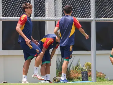 Ekspresi pemain Timnas Spanyol U-17, Marc Guiu (kiri), saat melakukan peregangan otot bersama rekannya dalam menjalani latihan kedua yang berlangsung di Lapangan Sriwaru, Kecamatan Laweyan, Kota Solo, Rabu (8/11/2023). (Bola.com/Radifa Arsa)