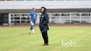 Pelatih Persib Bandung, Djadjang Nurjaman memimpin sesi latihan tim di Stadion Pakansari, Bogor, Jumat (10/3/2017). (Bola.com/Nicklas Hanoatubun)