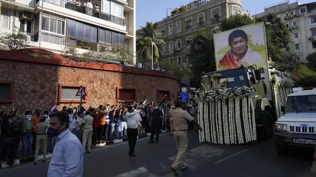 Pemakaman Mendiang Lata Mangeshkar.  (AP Photo/Rafiq Maqbool)