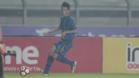 Pemain Persib Bandung, Henhen Herdiana saat melawan PS TNI pada lanjutan Liga 1 2017 di Stadion Si Jalak Harupat, Sabtu (05/8/2017). Persib menang 3-1. (Bola.com/Nicklas Hanoatubun)