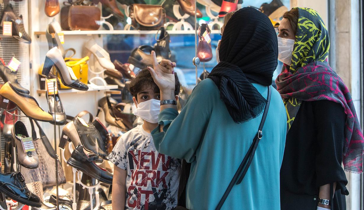 Warga mengenakan masker berbelanja di sebuah bazar di Kota Tonekabon, Iran utara (16/6/2020). Iran pada Rabu (17/6) melaporkan 2.612 kasus baru COVID-19, menambah total kasus terkonfirmasi di negara itu menjadi 195.051, demikian dilaporkan kantor berita resmi IRNA. (Xinhua/Ahmad Halabisaz)