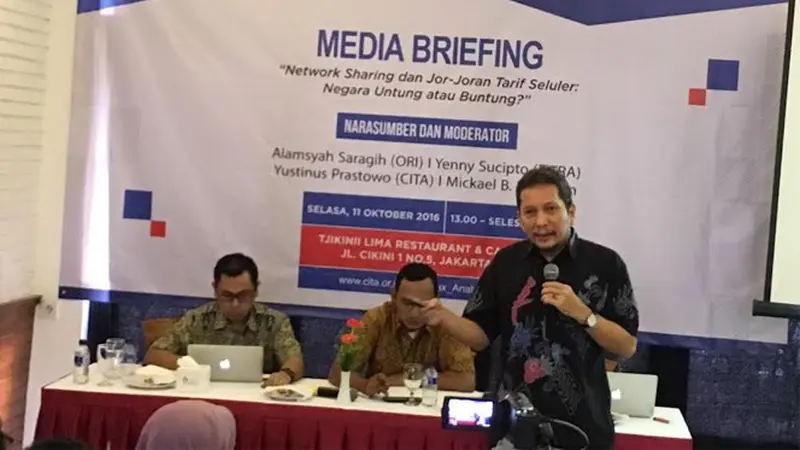 Anggota Ombudsman Republik Indonesia Alamsyah Saragih saat media briefing mengenai network sharing dan interkoneksi di Jakarta.