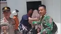 Tangkapan layar video penggerebekan oleh Sentra Penegakan Hukum Terpadu (Gakkumdu) yang diduga berkaitan dengan politik uang jelang Pemungutan Suara Ulang di Kabupaten Barito Utara, Kalimantan Tengah.