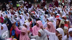 Peserta Aksi Damai 212 atau Aksi Bela Islam III mengepalkan tangan dan mengucapkan takbir di kawasan Pahlawan, Semarang, Jawa Tengah, Jumat (02/12). (Liputan6.com/Gholib)