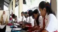 Ratusan siswa SD di Karawang belajar di lantai selama lima tahun terakhir. 