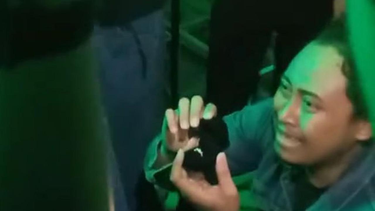 Wanita Ini Dilamar Kekasih dengan Iringan Lagu Akad saat Konser Payung Teduh, Viral Bikin Warganet Iri