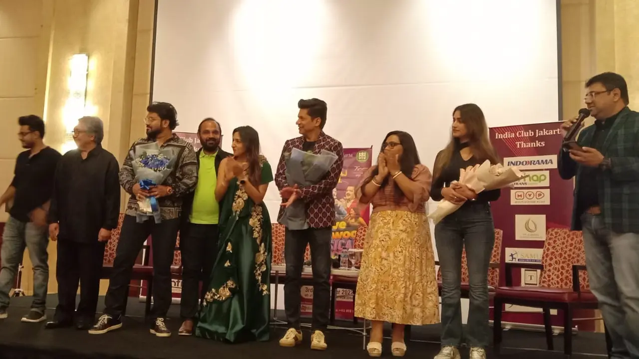 Penyanyi di Mega Konser Bollywood saat Press Confrence.