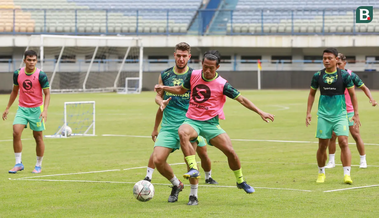 Pemain Persib Bandung, Henhen Herdiana berebut bola dengan Nick Kuipers saat sesi latihan di Stadion Gelora Bandung Lautan Api (GBLA), Bandung, Selasa (11/10/2022). (Bola.com/M Iqbal Ichsan)