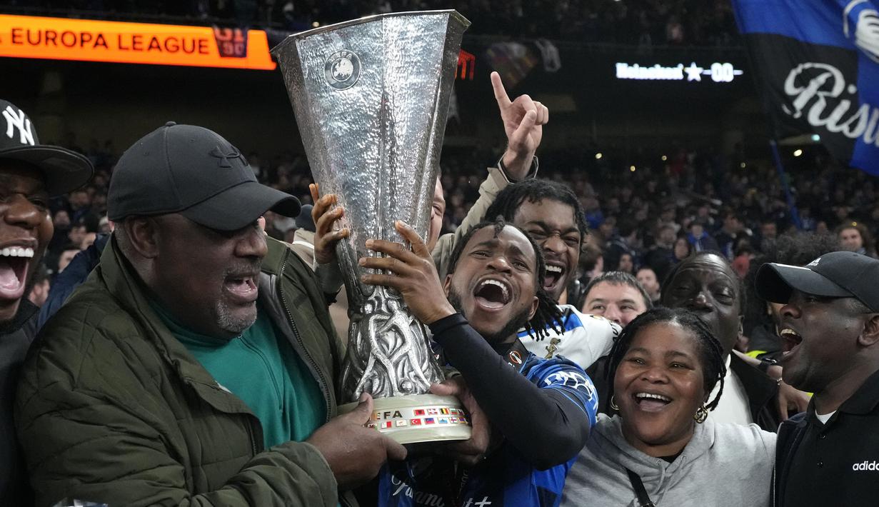 Pemain Atalanta, Ademola Lookman (tengah) bersama keluarganya merayakan gelar juara Liga Europa 2023/2024 setelah berhasil menang pada laga final melawan Bayer Leverkusen di Dublin Arena, Irlandia, Kamis (23/05/2024) dini hari WIB. (AP Photo/Frank Augstein)