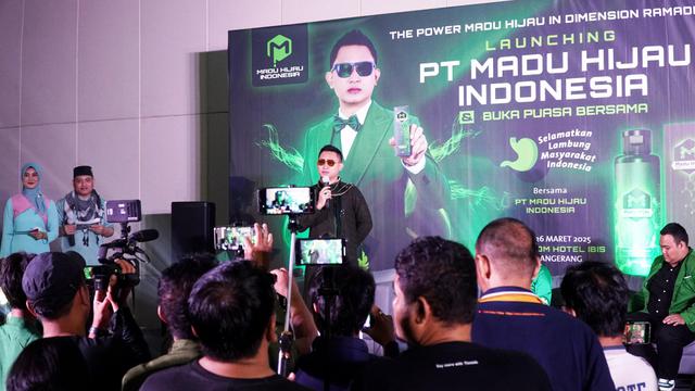 Seniman Betawi Hizrah Bacan merilis madu hijau, yang sudah dirilis oleh PT Madu Hijau Indonesia sejak 2020 lalu.