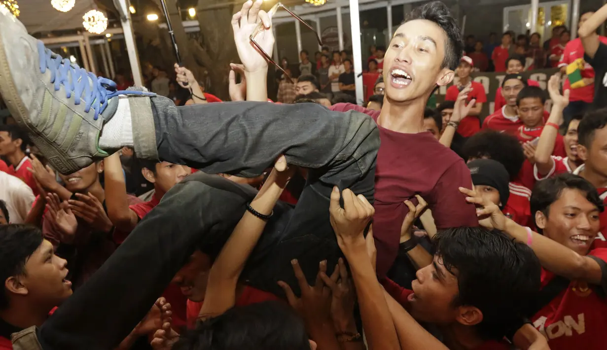 Meskipun hanya bermain imbang 0-0, namun para simpatisan united tetap puas dengan permainan dari MU. (Bola.com/Vitalis Yogi Trisna)